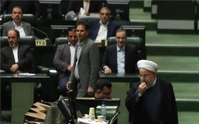 جمع آوری امضا برای دو سوال از رئیس‌جمهور در صحن علنی مجلس