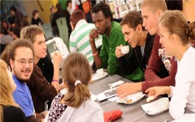 دانشجویان بومی معترض به حضور دانشجویان بین‌المللی