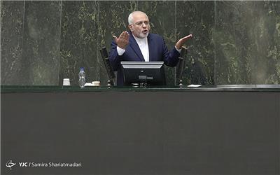 وظیفه دارم که در برابر خارجی‌ها از منافع ملی کشور دفاع کنم/ تصمیم خروج از برجام با من نیست