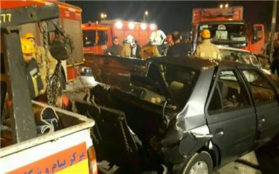 تصادف 6 خودرو در اتوبان شهید یاسینی/آتش‌نشان‌ها یک مرد را زنده از داخل خودروی متلاشی خارج کردند+عکس