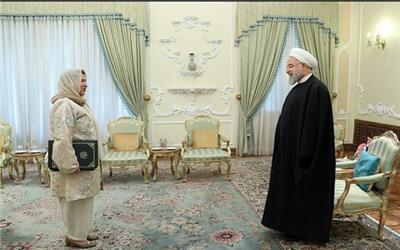 سفیر پاکستان استوارنامه خود را تقدیم حسن روحانی کرد
