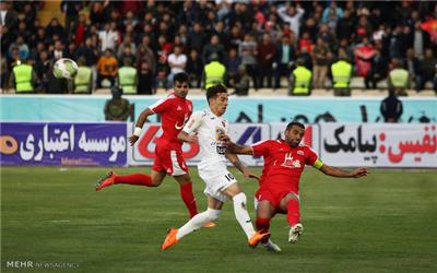 پرسپولیس - پدیده؛ نبرد برای صدر جدول/ رونمایی از تراکتور جدید