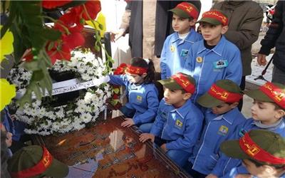 گلباران مزار &quot;شیخ راغب حرب&quot; در جنوب لبنان +عکس